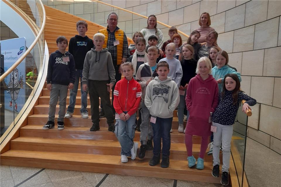 Die Klasse 4b der Silvesterschule hat die Ausstellung mit ihrer Arbeit im Landtag besucht.