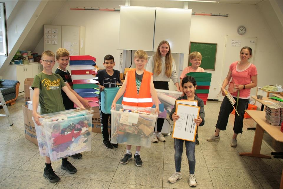 Die Klasse 4c hat ihrer Lehrerin gerne beim Anpacken geholfen.