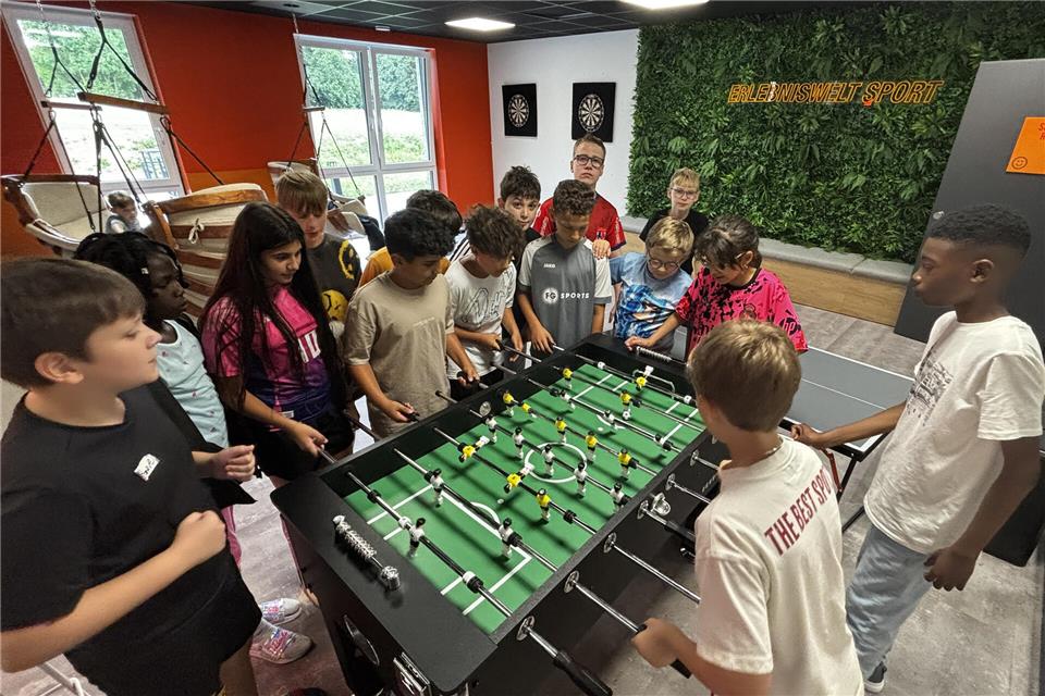 Erlebniswelt stellt neues Sporthostel in Groß Reken vor Die Klasse 5c der Realschule aus Herdecke hat den Kicker im Aufenthaltsraum in Beschlag genommen.