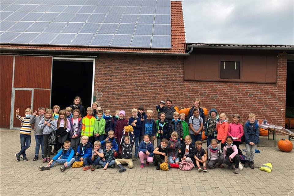 Die Klassen 3a und 3c der Sebastianschule mit Landwirt Michael Meyering und ihren Klassenlehrerinnen Hannah Sondermann und Julia Jöckel.