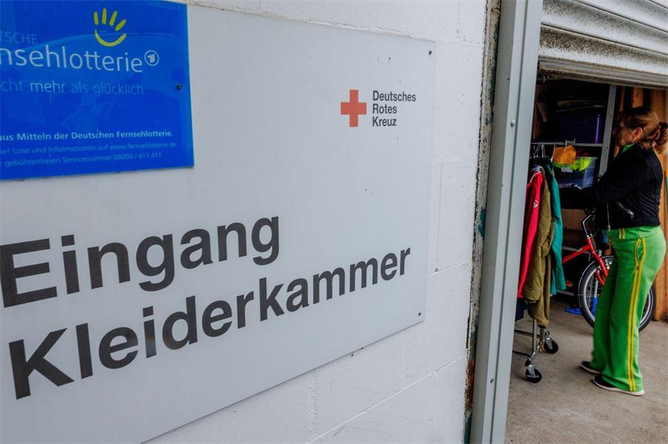 Die Kleiderkammern des Deutschen Roten Kreuzes (DRK) in Mecklenburg-Vorpommern suchen dringend Unterstützung aus dem Ehrenamt.Jens Büttner/dpa