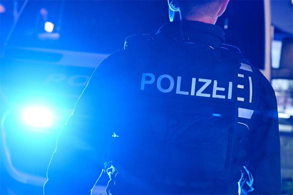 Die Kleidung soll bequemer sein und besseren Schutz bieten vor Wärme, Kälte und Messerangriffen.Franziska Kraufmann/dpa