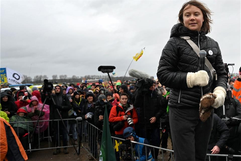 Die Klimaaktivistin Greta Thunberg steht auf der Bühne vor den versammelten Demonstranten.