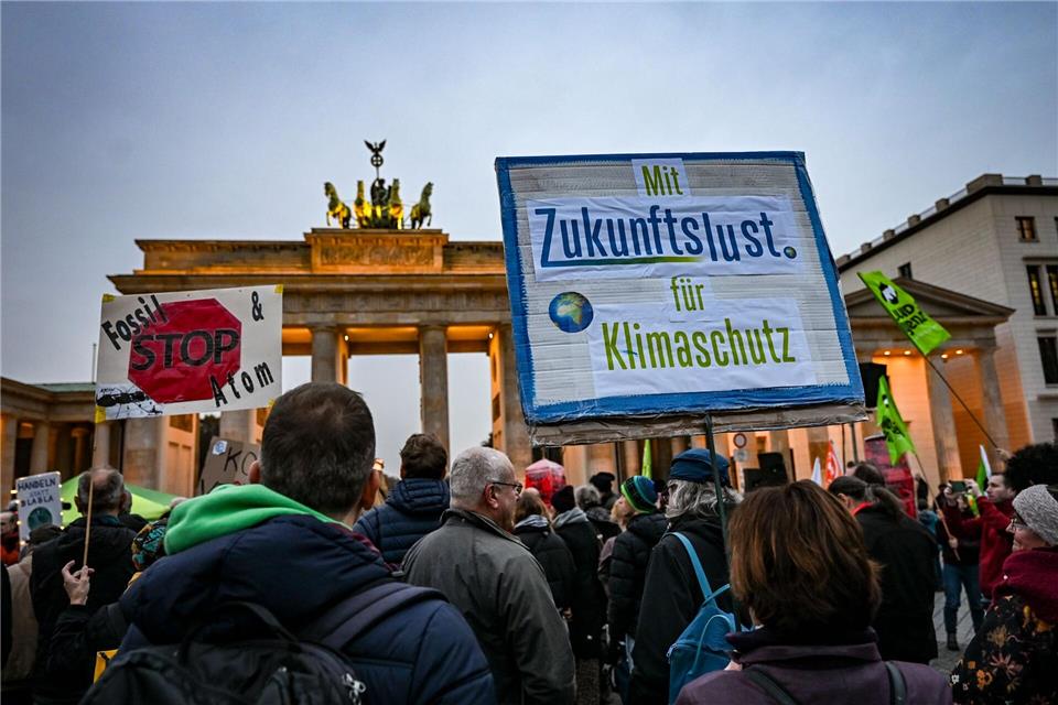Die Klimabewegung Fridays for Future steht anlässlich der Weltklimakonferenz COP30 am Brandenburger Tor. Jens Kalaene/dpa