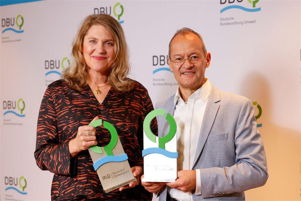 Die Klimajuristin Roda Verheyen und der Membranfilter-Ingenieur Klaus Vossenkaul haben den diesjährigen Deutschen Umweltpreis erhalten.Thomas Banneyer/dpa