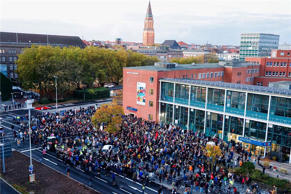 Die Klimaschutzbewegung Fridays for Future demonstriert in Kiel gegen die Äußerungen von Kanzler Merz zum Stadtbild in Deutschland.Frank Molter/dpa