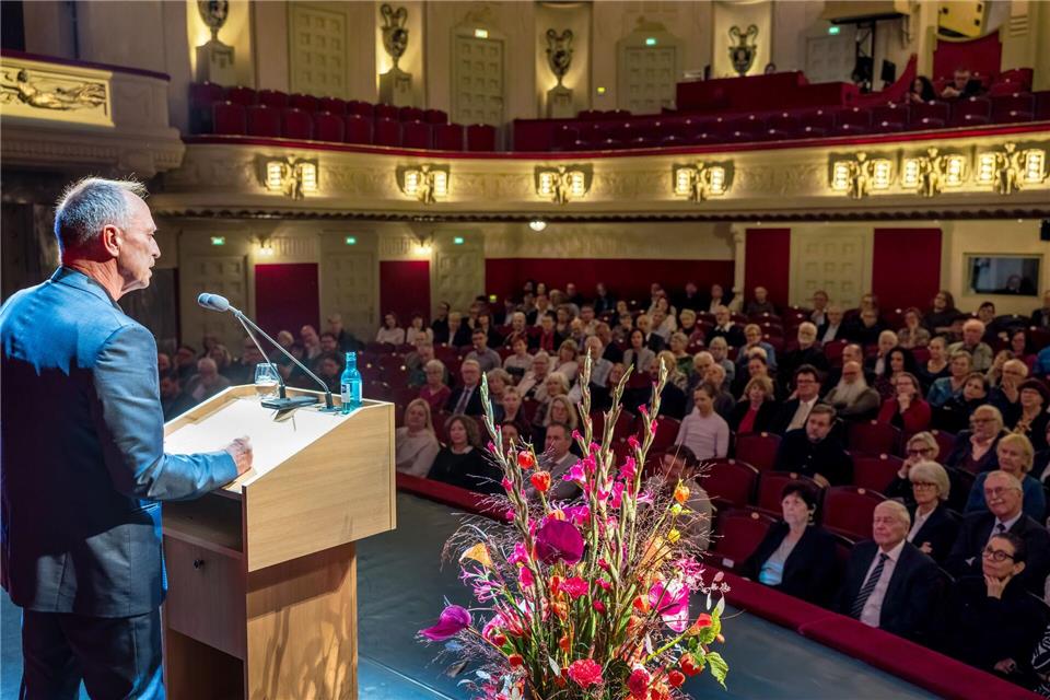 35 Jahre Einheit – Politiker werben für Zusammenhalt Die Kluft zwischen Ost und West in Deutschland ist laut Umfragen noch da. Staatstheater-Intendant Hasko Weber spricht in Cottbus über die Deutsche Einheit. Frank Hammerschmidt/dpa