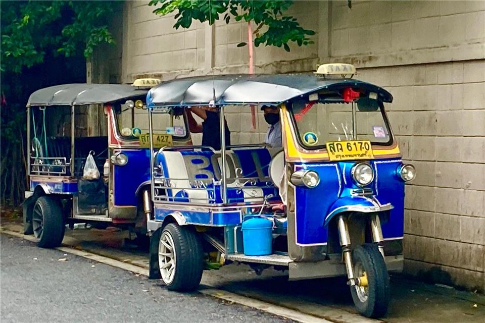 Die Knatterkisten stehen in Bangkok allerorts am Straßenrand.Carola Frentzen/dpa
