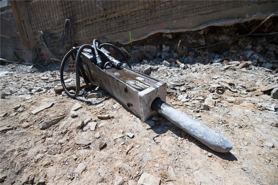 Die Koalition aus CDU, BSW und SPD will keine neuen Straßenausbaubeiträge einführen. (Symbolbild)Arne Immanuel Bänsch/dpa