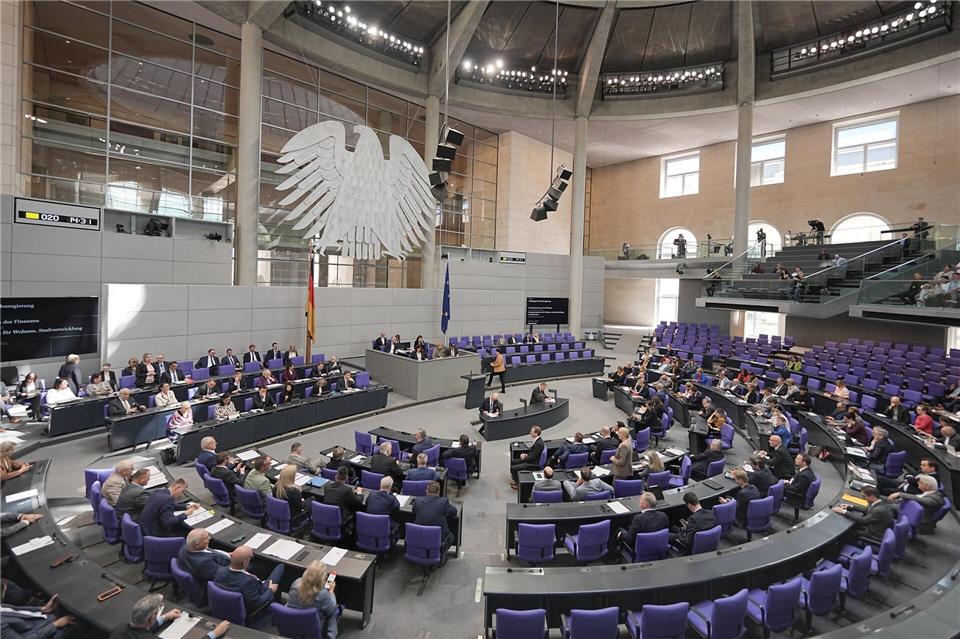 Die Koalition will das Wahlrecht ändern, eine Lösung ist aber nicht in Sicht. (Archivbild)Michael Kappeler/dpa