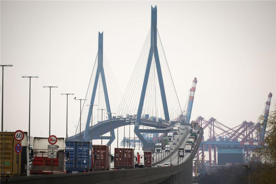 Die Köhlbrandbrücke wird ab Mai 2026 für Schwertransporte über 44 Tonnen gesperrt.Christian Charisius/dpa