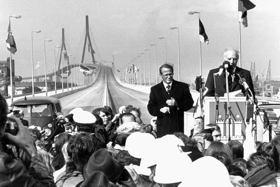 Die Köhlbrandbrücke wird am 20. September 1974 vom damaligen Bundespräsidenten Walter Scheel eingeweiht. Wulf Pfeiffer/dpa