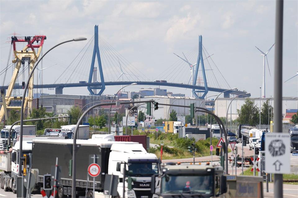 Die Köhlbrandbrücke wird am Wochenende für den Verkehr gesperrt. (Archivbild)Marcus Brandt/dpa