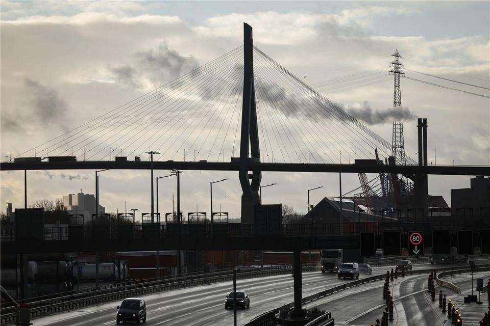 Die Köhlbrandbrücke wird wegen Wartungsarbeiten am Wochenende gesperrt. (Archivbild)Christian Charisius/dpa