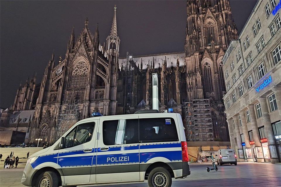 Die Kölner Polizei fahndet nach Verdächtigen. (Symbolbild) Sascha Thelen/dpa