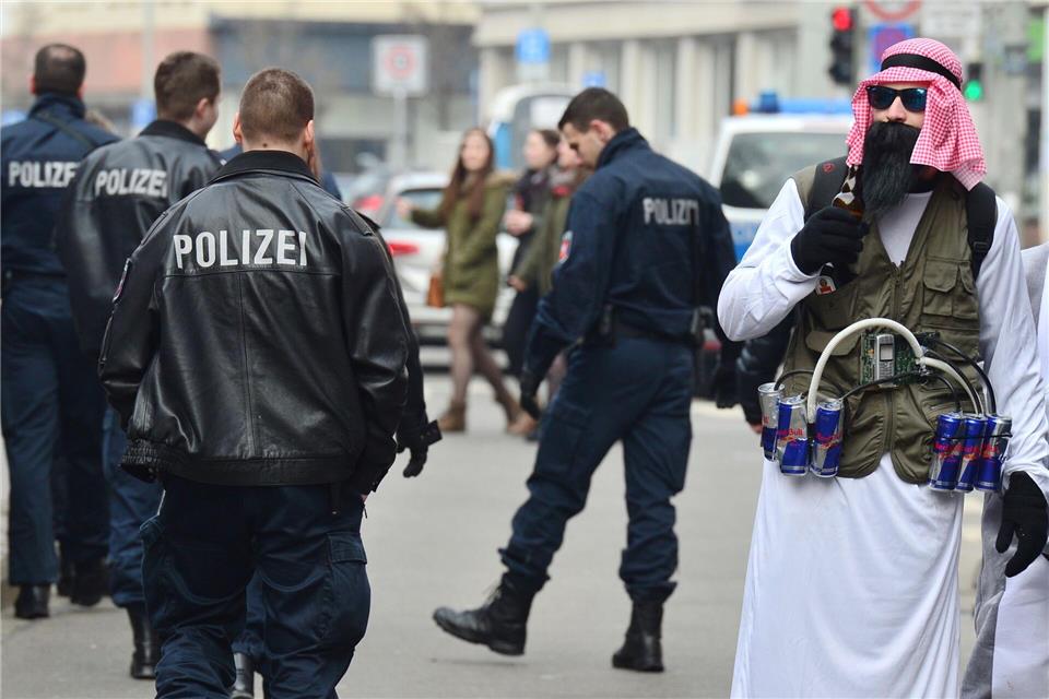 Polizei Köln gegen „gewaltverherrlichende Kostüme“ am 11.11. Die Kölner Polizei warnt vor dem Mitführen echt aussehender Waffenattrappen im Karneval. (Archivbild). picture alliance / Julian Stratenschulte/dpa