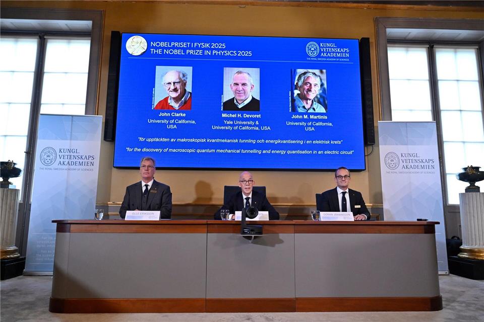Tunneln gibt es nicht nur beim Fußball Die Königlich-Schwedische Akademie der Wissenschaften hat die diesjährigen Physik-Nobelpreisträger verkündet.Claudio Bresciani/TT News Agency/AP/dpa