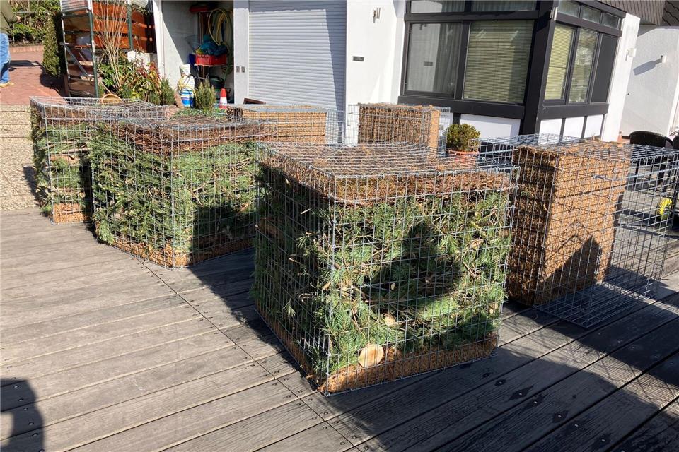 Die Körbe mit Naturmateriealien werden unter den Stegen angebracht.Stefan Flomm/dpa