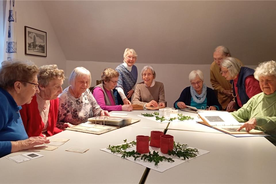 Die Koffieköppkes bei der Arbeit (v.l.): Margret Angrick, Elisabeth Hörnemann, Hanni Krusenbaum, Gisela Wenzel, Ingrid Horstmann, Agnes Kuhlmann, Gertrud Cluse, Monika Heßling, Charlotte Meiners und Hedwig Rentmeister.