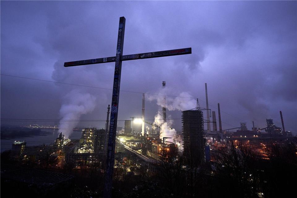 Die Kokerei Schwelgern von Thyssenkrupp Steel am Ufer des Rheins ist vom Aussichtspunkt Alsumer Berg zu sehen.Bernd Thissen/dpa