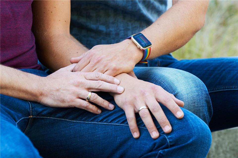 Die Kombination beider Nachnamen zu einem neuen Ehenamen wird in einigen Ländern immer beliebter. In Deutschland ist sowas nicht erlaubt, kann aber anerkannt werden.Annette Riedl/dpa