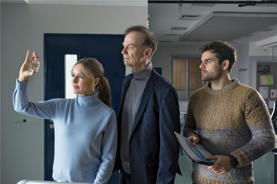 Mit Charme und Schnauze: „Ein starkes Team“ feiert Jubiläum Die Kommissare Linett Wachow (Stefanie Stappenbeck, l-r), Reddemann (Arnfried Lerche) und Nils Makowski (Lucas Reiber) begutachten ein Fläschchen mit einem „Wundermittel“.Katrin Knoke/ZDF/dpa