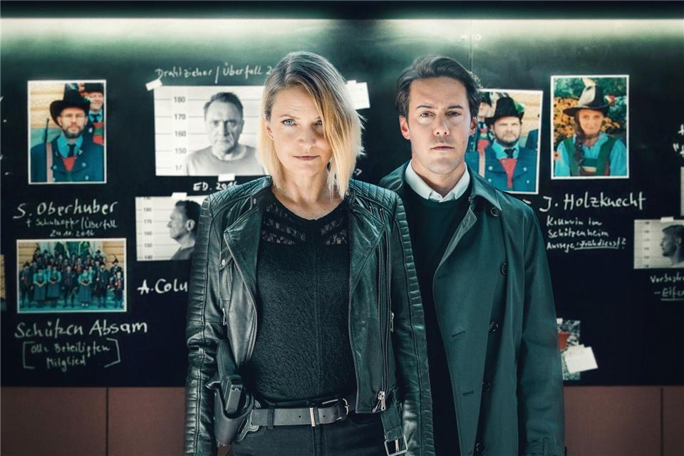 Die Kommissare Lisa Kuen (Patricia Aulitzky) und Alexander Yüsüf-Demir (Dominik Raneburger) sammeln Fakten.Heinz Laab/ZDF/dpa