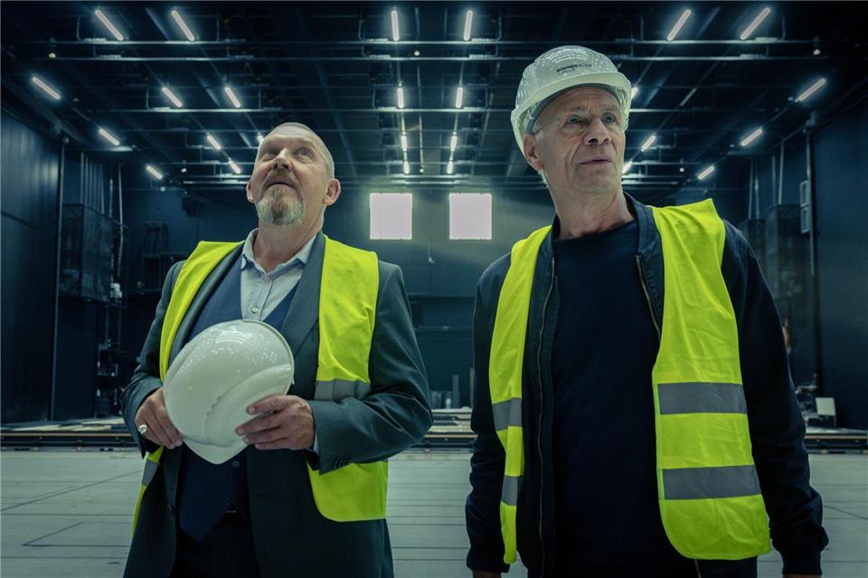Die Kommissare Max Ballauf (Klaus J. Behrendt) und Freddy Schenk (Dietmar Bär) vermuten, dass der Täter zum Ensemble gehört. Thomas Kost/WDR /dpa