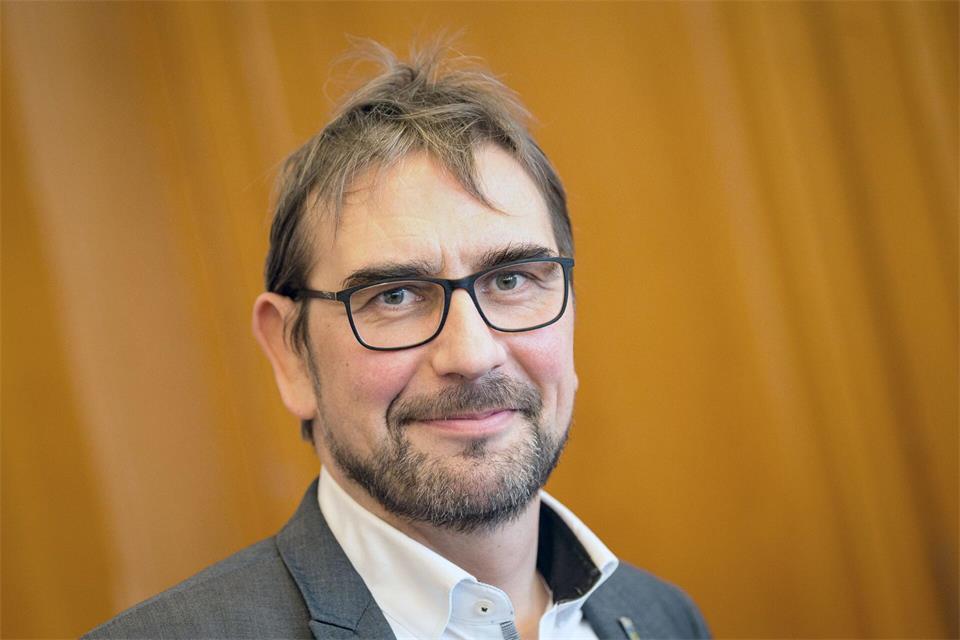 Die Kommunalpolitik sei die Basis des gesamten Staatshauses, sagt Frieslands Landrat Sven Ambrosy (SPD), der nun nach 23 Jahren sein Amt abgibt. (Archivbild)Mohssen Assanimoghaddam/dpa