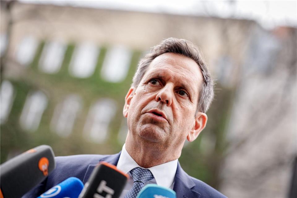 Die Kommunen müssten finanziell so ausgestattet sein, dass sie ihre Aufgaben vor Ort verlässlich erfüllen können, sagt Ministerpräsident Lies. (Archivbild)Kay Nietfeld/dpa