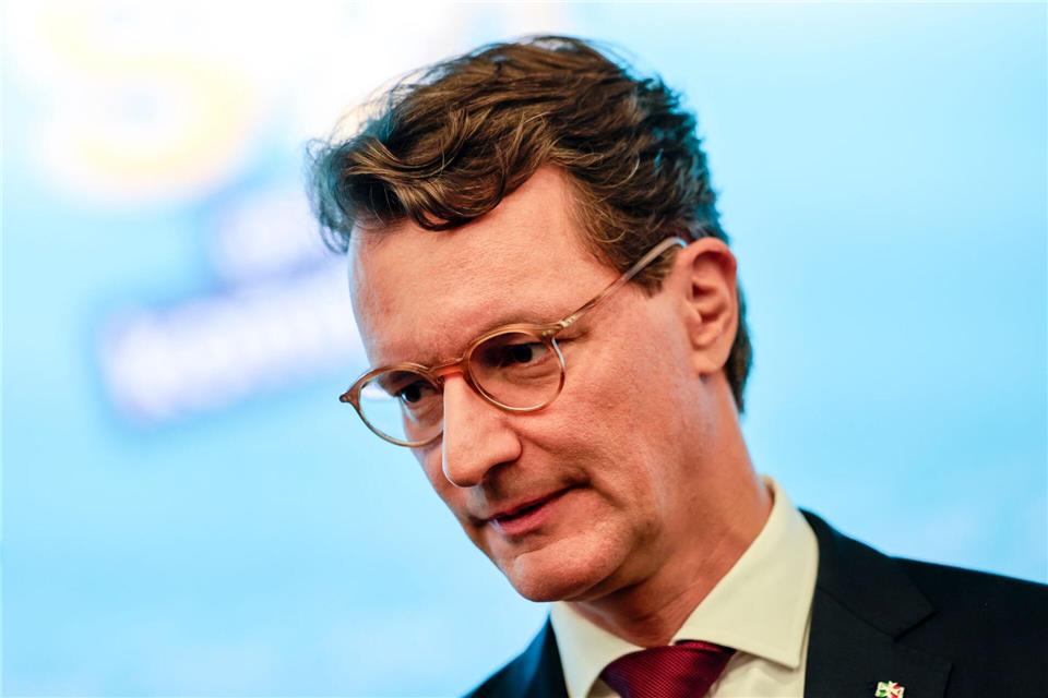 Die Kommunen warten dringend auf Geld für Investitionen in ihre Infrastruktur und den Klimaschutz - die erwarteten Milliarden vom Bund sollen nicht beim Land kleben bleiben, versichert Ministerpräsident Hendrik Wüst (CDU).Thomas Banneyer/dpa