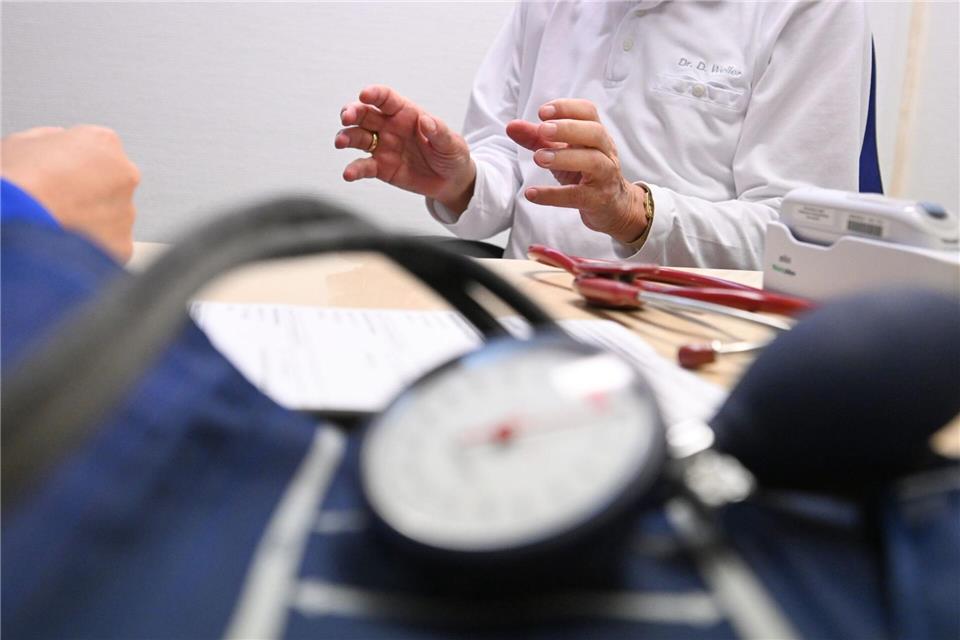 Die Kommunikation zwischen Arzt und Patient sowie zwischen Medizinern ist wichtig. (Symbolbild) Bernd Weißbrod/dpa