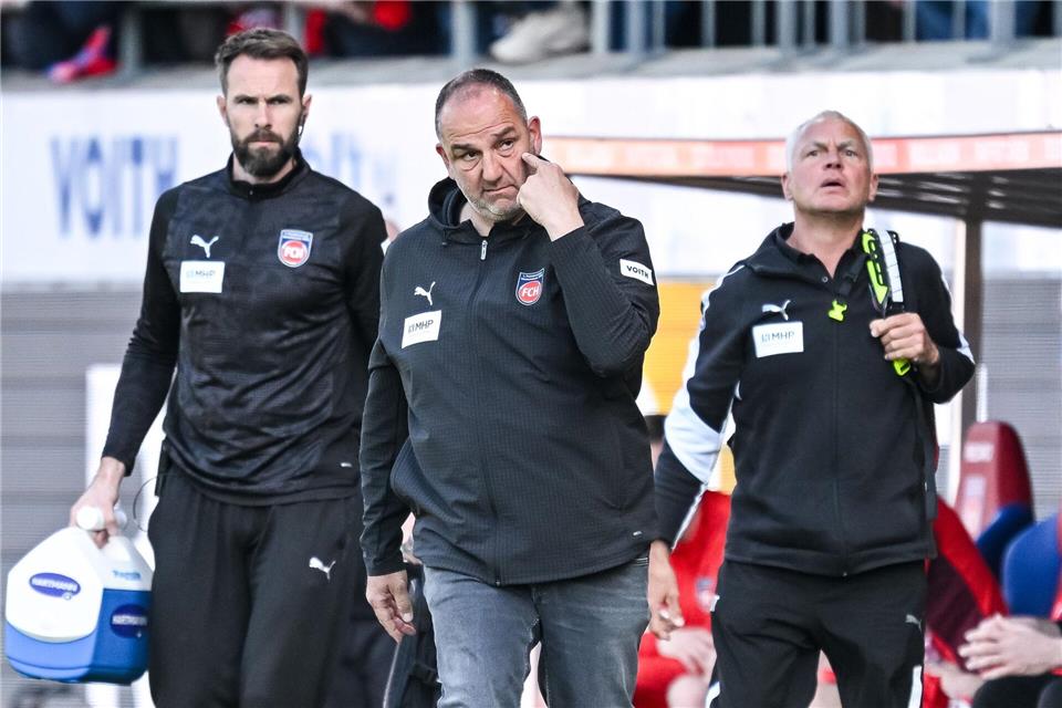 Die Konkurrenten wieder im Blick: Heidenheim und Trainer Frank Schmidt (M).Harry Langer/dpa