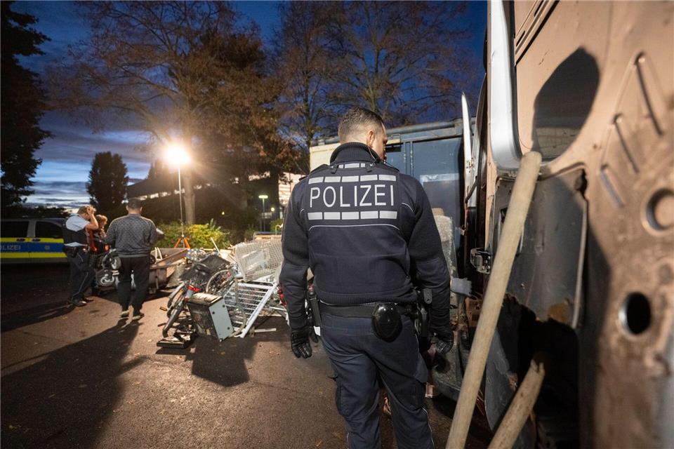 Illegale Sperrmüll-Sammler im Visier der Polizei Die Kontrollaktion zieht sich bis in die Abendstunden. Marijan Murat/dpa