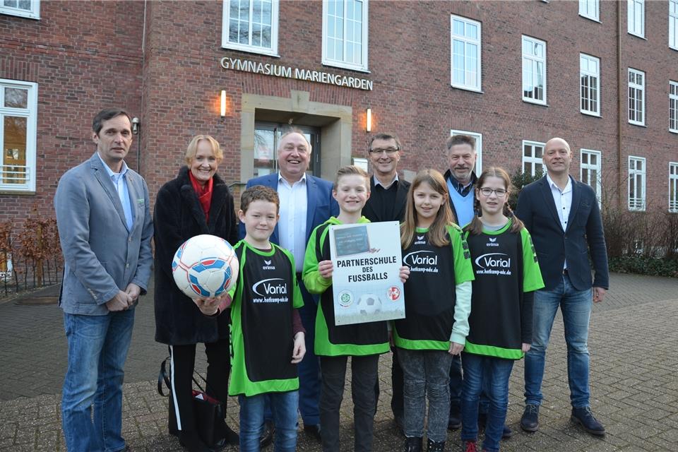 Gymnasium Mariengarden wird Partnerschule des DFB Die Kooperation DFB und Mariengarden besiegelten Klaus Weiling (Fußballverband Westfalen), Bürgermeisterin Mechtild Schulze Hessing, Schulleiter Michael Brands, DFB-Koordinator Herbert Hrubesch, Josef Nubbenholt (Stadtsportverband), Lehrer Christian Reisener (hinten von links) und die ersten talentierten Fußball-Aspiranten.