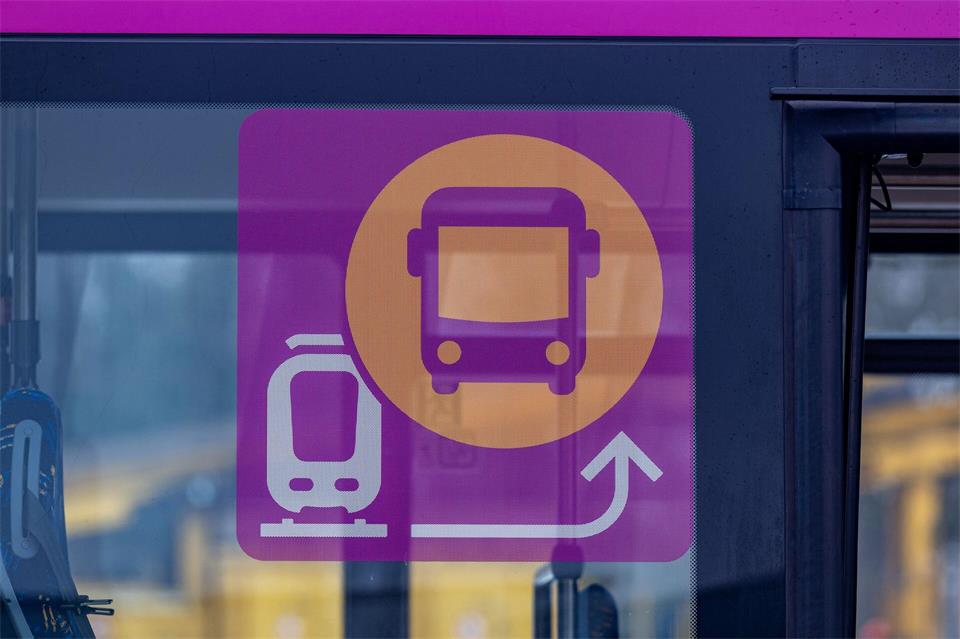 Die Korridorsanierung zwischen Obertraubling und Passau verläuft nach Plan. Teils gibt es deswegen Schienenersatzverkehr mit Bussen. (Archivbild)Armin Weigel/dpa
