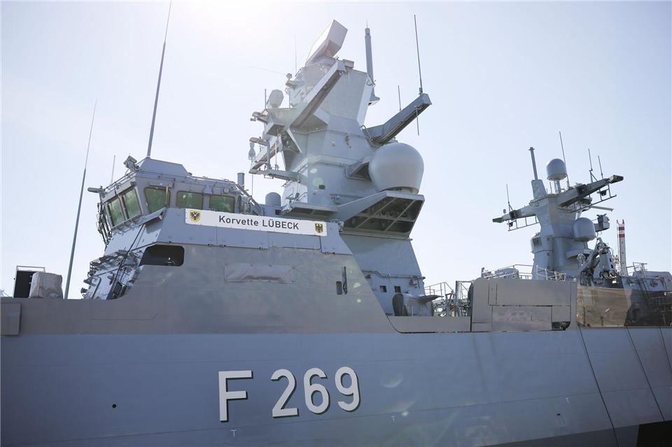 Die Korvette ist insbesondere für küstennahe Operationen konzipiert und damit für die Aufklärung und die Seezielbekämpfung vor allem in Nord- und Ostsee geeignet.Christian Charisius/dpa