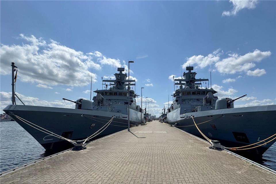 Die Korvetten „Magdeburg“ (l-r) und „Braunschweig“ liegen am Kai des Marinestützpunktes Hohe Düne in Warnemünde startklar zum Großmanöver Baltops in der Ostsee, das am Donnerstag beginnt und bis zum 20. Juni dauert.Stefan Sauer/dpa