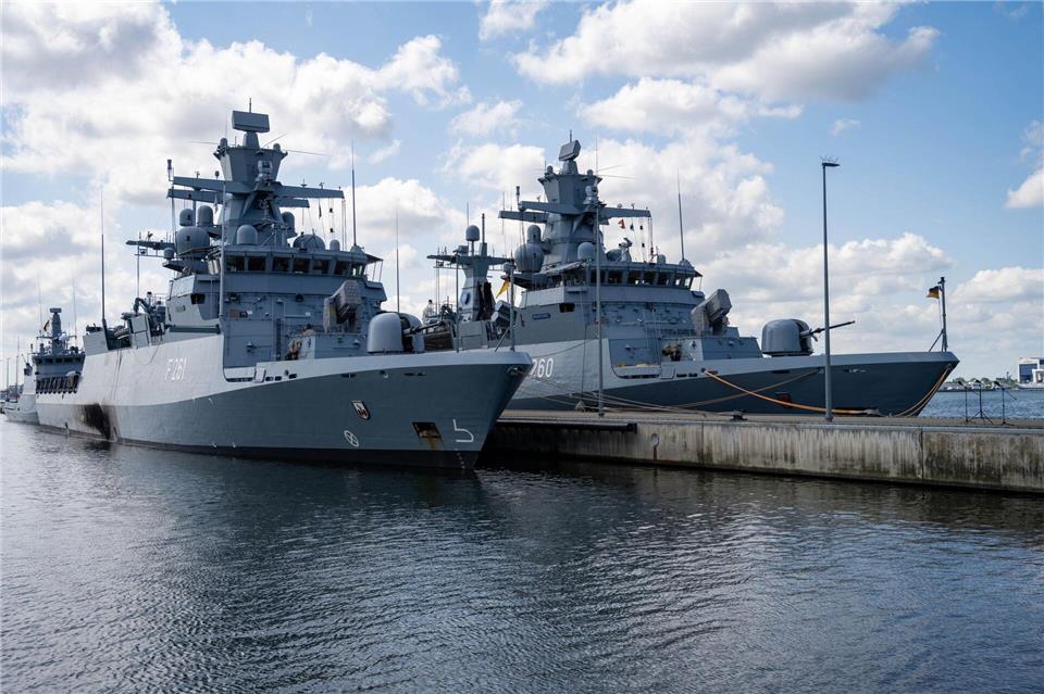 Die Korvetten „Magdeburg“ (l-r) und „Braunschweig“ nehmen am Baltops-Manöver teil.Stefan Sauer/dpa