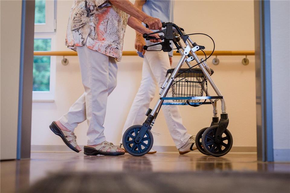 Die Kosten für Pflege im Heim kennen in Berlin und Brandenburg nur eine Richtung: nach oben. (Archivbild)Christoph Schmidt/dpa