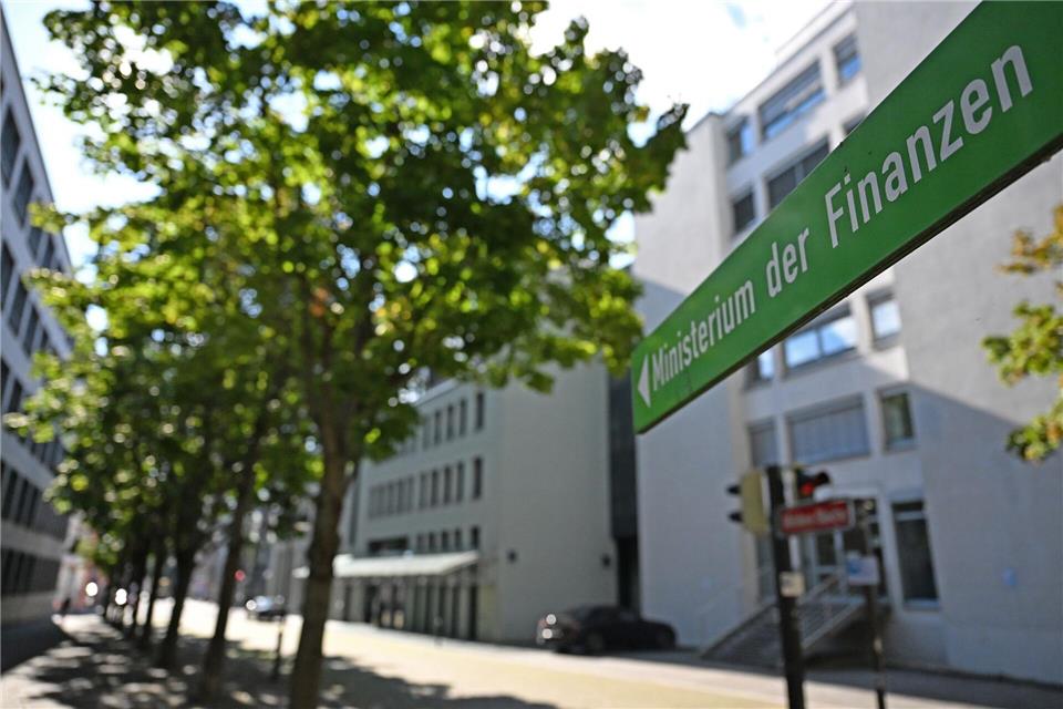 Die Kosten für den Dienstleister, der bei der Behebung des Schadens hilft, müssen die Kommunen selbst tragen, sagt das Finanzministerium. (Archivbild)Michael Brandt/dpa