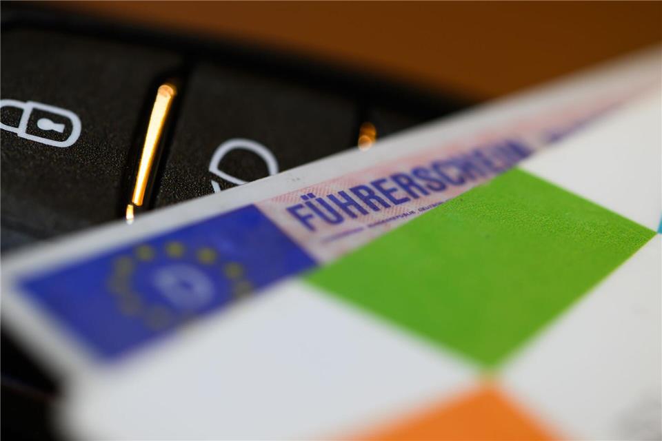 Die Kosten für den Führerschein sind in den vergangenen Jahren gestiegen. (Symbolbild) Robert Michael/dpa