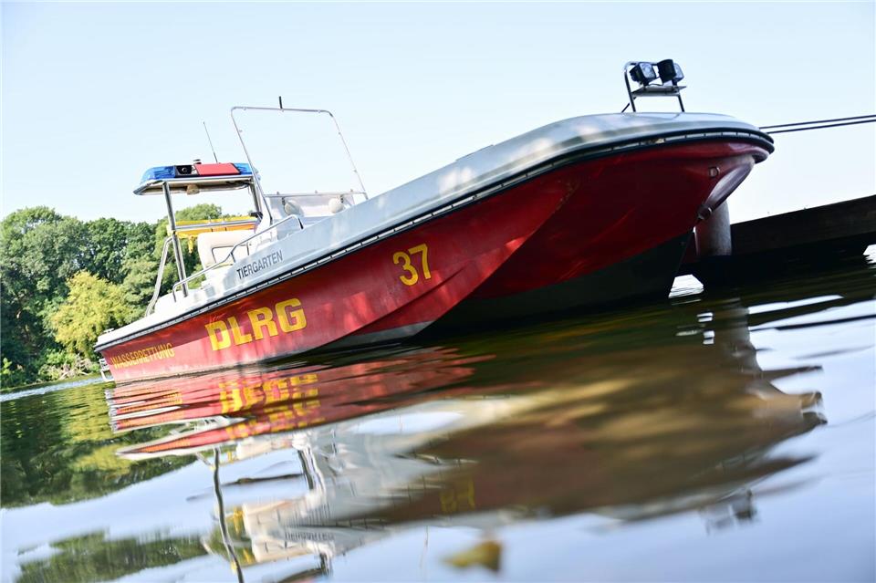 Die Kräfte der DLRG fahren auch Streife. (Archivbild) Sebastian Gollnow/dpa