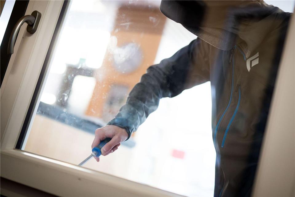 Die Krefelder Beamten fanden bei der Kontrolle im Fahrzeug Beute aus einem Einbruch in Düsseldorf. (Symbolbild)Frank Rumpenhorst/dpa