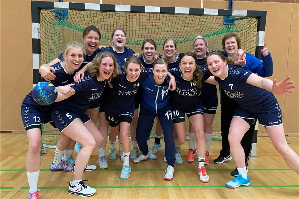 Die Kreisliga-Meister (hinten v.l.) Theresa Röttger, Chantal Gemander, Alexandra Epping, Miriam Ossing, Kristin Jödden und Isabell Spangemacher sowie (vorne v.l.) Sarah Lütkenhaus, Katja Fietz, Eva Westheider, Kerstin Rudde-Kreienkamp, Astrid Heidt, Fabienne Lechtenberg. Auf dem Foto fehlen: Annemarie Saltapidas, Julia Heimann, Mona Flück, Stefanie Vreden und Anja Lechtenberg.