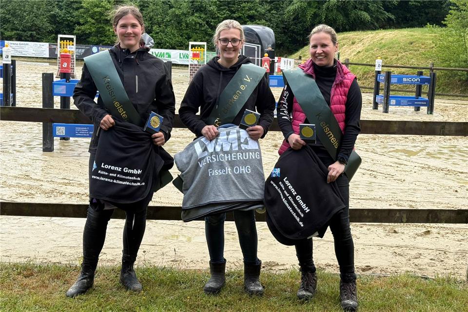Die Kreismeisterinnen WBO beim Fahrturnier in Reken trotzten dem Regen und zeigten gute Leistungen.