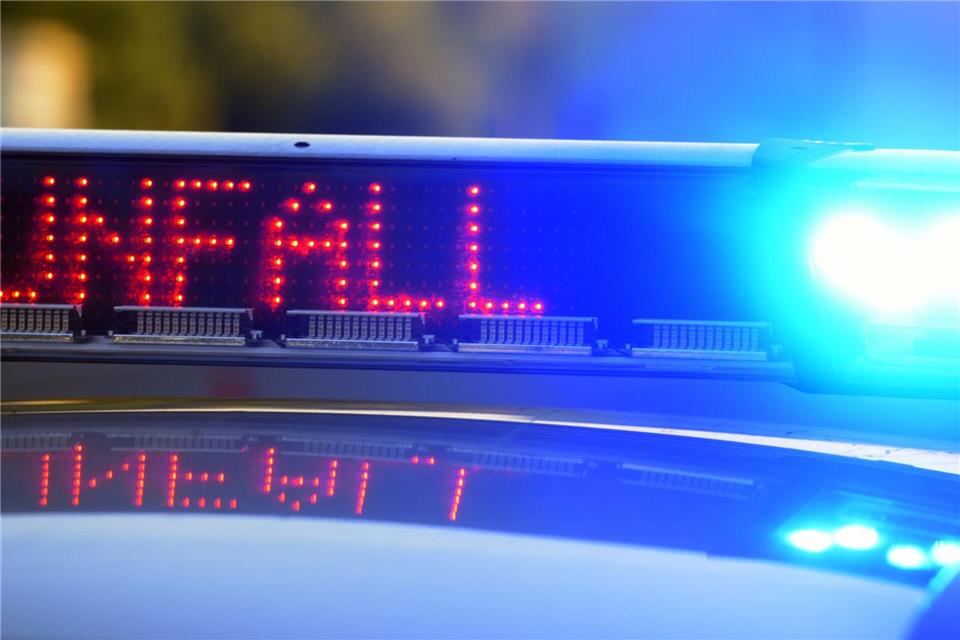 Die Kreisstraße musste nach Angaben der Polizei vollständig gesperrt werden. (Symbolbild)Stefan Puchner/dpa