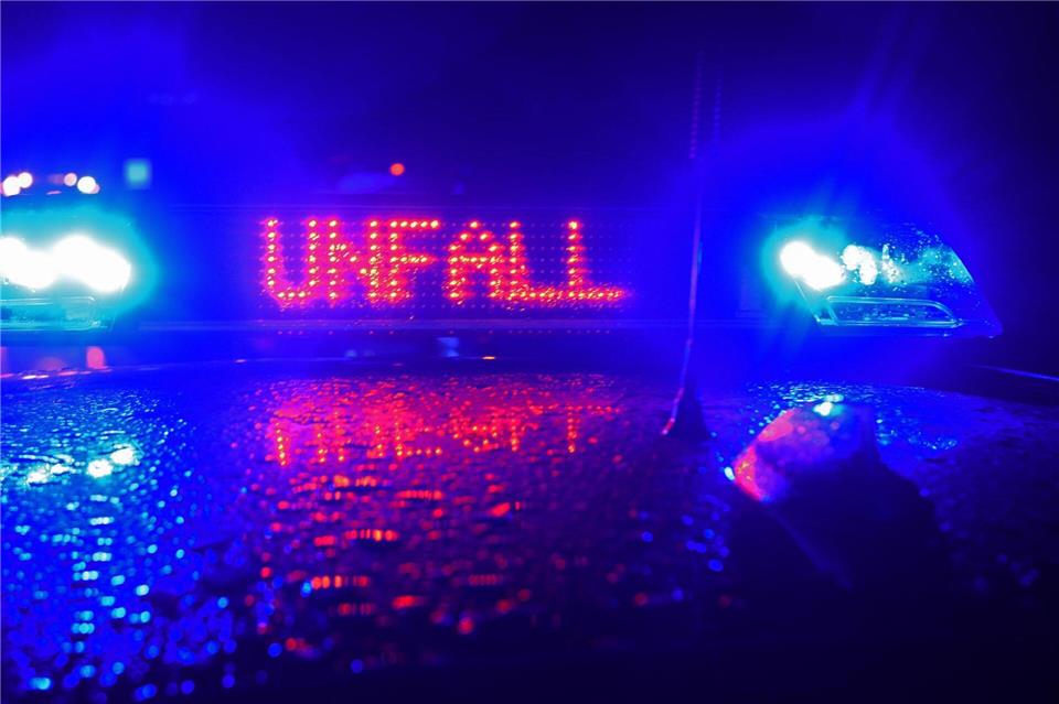 Zwei Tote nach Frontalzusammenstoß zweier Autos Die Kreisstraße wurde nach dem Unfall für mehr als sieben Stunden gesperrt. (Symbolbild)Stefan Puchner/dpa