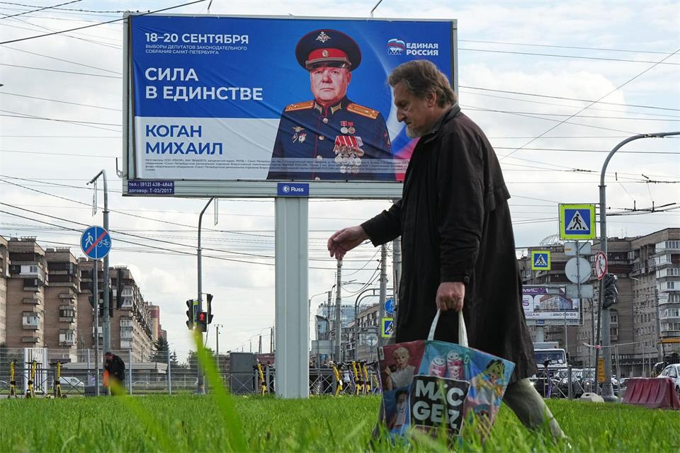 Die Kremlpartei Geeintes Russland erwartet nach dem Ausschluss der Oppositionspartei Jabloko erneut einen Sieg bei der Parlamentswahl. (Archivbild)Dmitri Lovetsky/AP/dpa