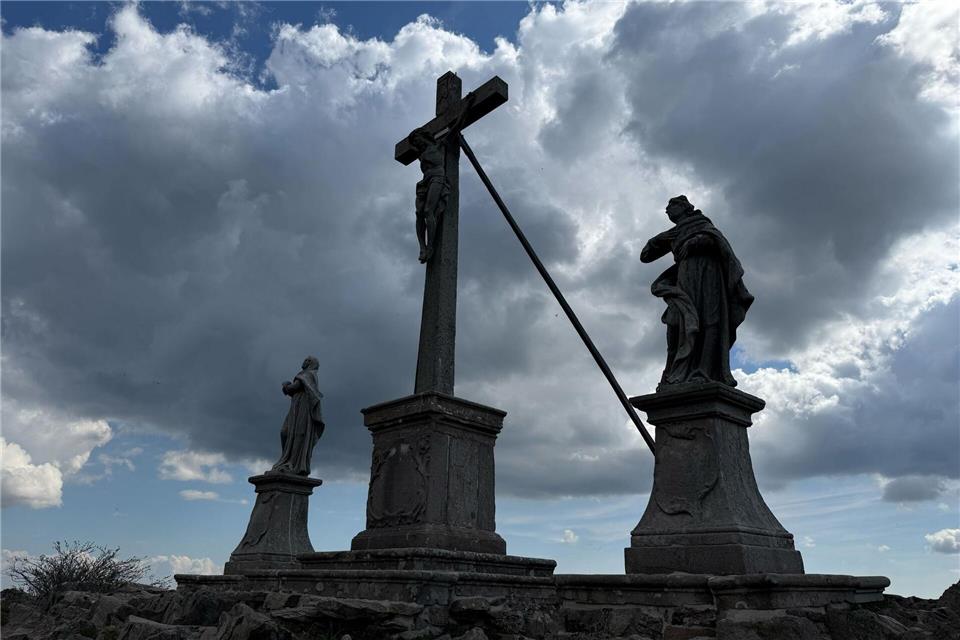 Die Kreuzigungsgruppe auf dem Gipfel der Milseburg ist ein Zeichen für die tief verwurzelte Religiosität der Menschen in der Rhön.Michael Bauer/dpa